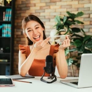 Como se destacar como influenciador digital e atrair mais parcerias com marcas